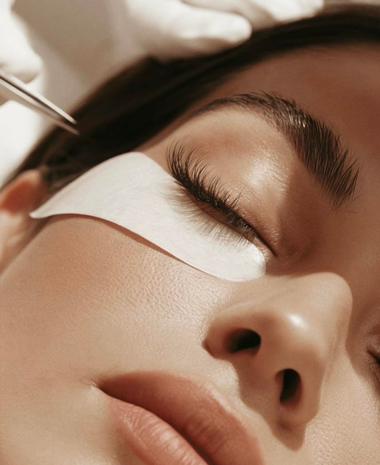 Silk lash extension application